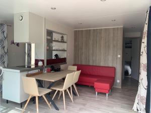 Mobil-home chalet chez lhabitant, au coeur des Combrailles, à 5 min du Pont du Bouchet