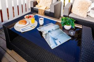 Guestly Homes - Spacious 1BR Apartment with Separate Guest Room