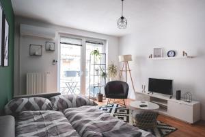 Cozy & Colorful Downtown Escape