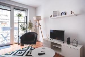 Cozy & Colorful Downtown Escape