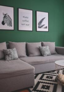 Cozy & Colorful Downtown Escape