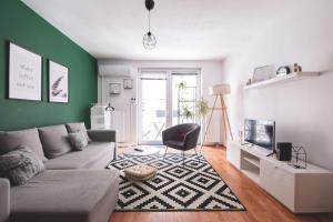 Cozy & Colorful Downtown Escape