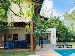 Gaia Lake Bungalow Kandalama