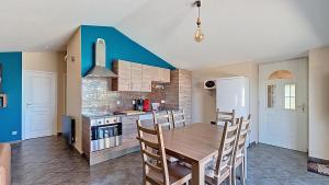 Les Gîtes de Combalat Piscine couverte à proximité de Peaugres