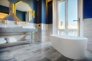 1 Bedroom Executive Suite, 1 King bed, Sveta Nedelya View room in Sofia Hotel Balkan a Luxury Collection Hotel Sofia