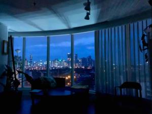 Glass House w Stunning View in Poblacion Makati