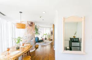 Glass House w Stunning View in Poblacion Makati