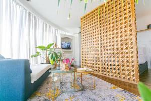 Glass House w Stunning View in Poblacion Makati