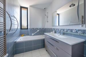 Maisons de vacances Villa pour 15 a 700m de la plage : photos des chambres