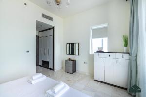 Convertible 1BR with Canal and Skyline View by BMS