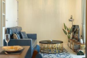 Convertible 1BR with Canal and Skyline View by BMS