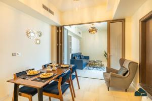 Convertible 1BR with Canal and Skyline View by BMS