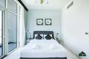 Convertible 1BR with Canal and Skyline View by BMS