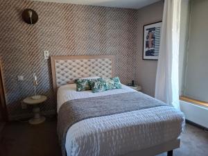 Hotels Logis Hotel-restaurant Le Grand Cerf : photos des chambres