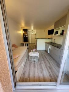 Appartements Studio Bord de Mer Residence Piscine - Les Sablettes : photos des chambres