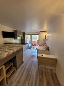 Appartements Studio Bord de Mer Residence Piscine - Les Sablettes : photos des chambres