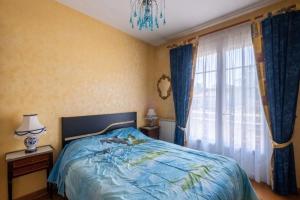 Large house with pool near beach