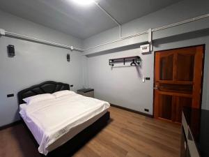 Apartment near Khlong Bang Luang