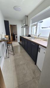 Eyre Square Two Bed with Parking