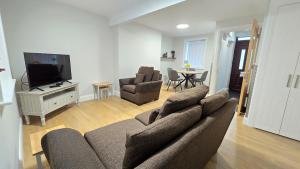 Eyre Square Two Bed with Parking