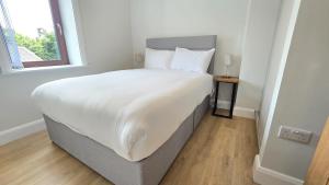 Eyre Square Two Bed with Parking