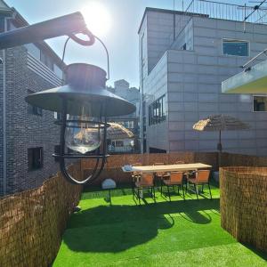 Wood house hongik univ 6 double beds