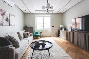 Downtown Luxe Living with Balcony