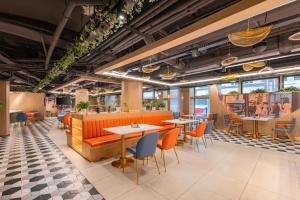 Shanghai Elong Hotel by the bund and Nanjing road Pedestrian street