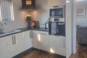 4Bed Lodge Sleeps8-Pet Friendly-Hot Tub-Log Burner