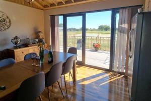 4Bed Lodge Sleeps8-Pet Friendly-Hot Tub-Log Burner