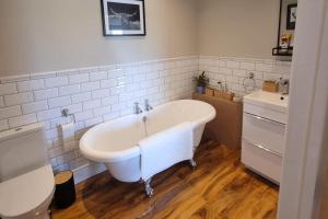 4Bed Lodge Sleeps8-Pet Friendly-Hot Tub-Log Burner