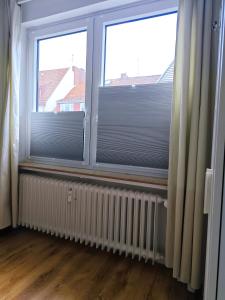 Nettes Schlafzimmer mit Gemeinschaftsbad in zentraler Lage