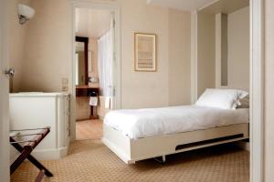 Hotels Hotel De l'Arcade : Chambre Double avec Lit d'Appoint