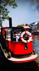 Bateaux Magnifique peniche remorqueur a louer : photos des chambres