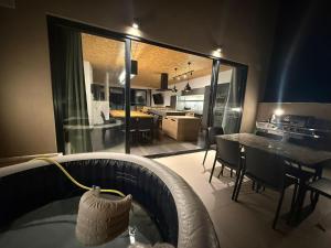 XL Sky Villa Seaview & Hot Tub BBQ