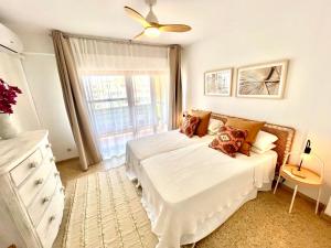 Bright, central, close to the sea, parking and WiFi