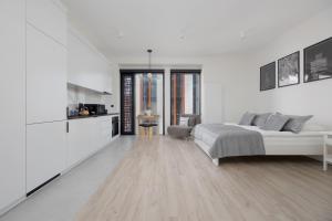 Towarowa Towers Apartments with Parking & AC by Renters Prestige