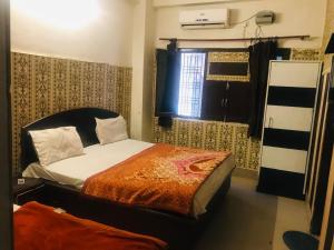 A budget hotel shiva palace near Ganesh ghat , amrapur ghat