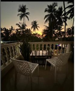 White House Beach Apartments