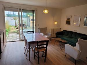 Sejours chez l'habitant Maison jardin 4 chambres Parking Gratuit : photos des chambres