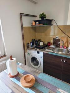 Quiet and Bright - Near Bus Station & Free Parking