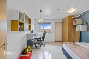 Private Room With Bath Close to the Airport