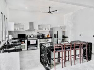 Casa Solaje - Modern Costal house 5 min from Zica