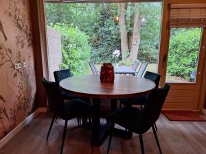 Heerlijk boshuisje Bosnest De Vink met privetuin nabij Veluwepark