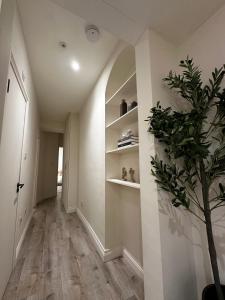 Newly Refurbished 2 Bed Apartment - Central Location