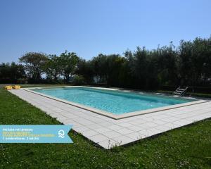 VIVA3 - Numana, ampio trilocale in villa con piscina