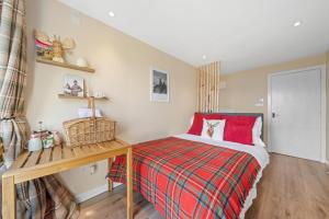 Corry Lodge Estate - Sheperds Huts or Container Stays with Sea View