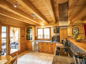Chalet spacieux à Châtel, 8 chambres, jacuzzi, proche pistes - FR-1-676-26