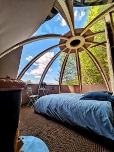 Campings Les Renardieres - Usson en Forez : Chambre Lit King-Size - Vue sur Jardin