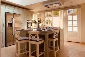 The Midsummer Common - Modern & Spacious 2BDR House with Garden